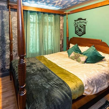 Hogwarts Hideaway Themed Property วัตฟอร์ด ภายนอก รูปภาพ