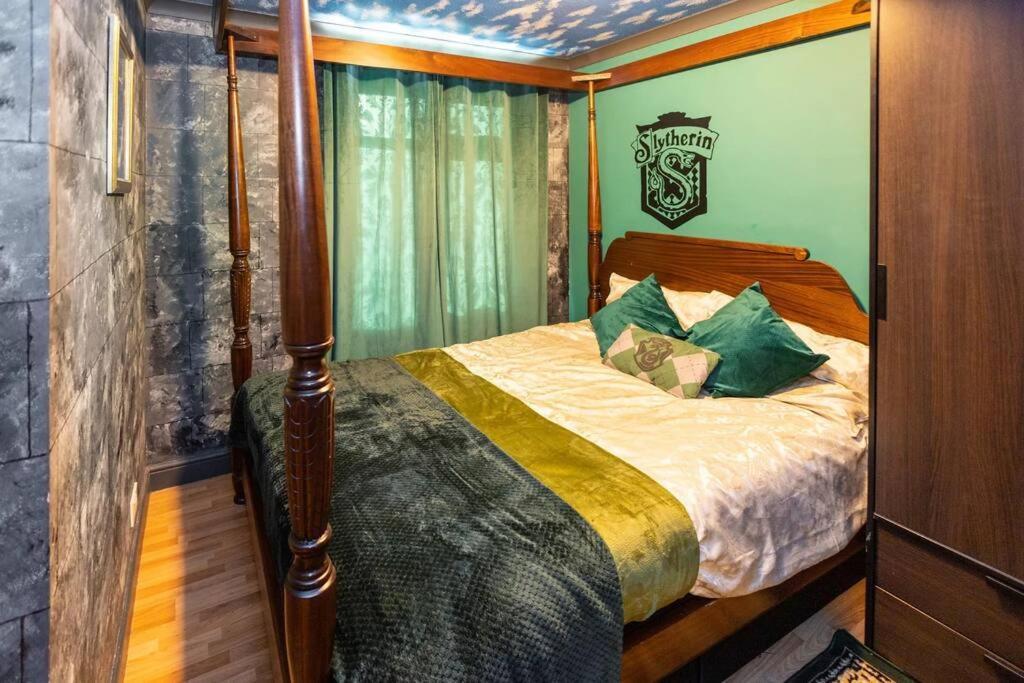 Hogwarts Hideaway Themed Property วัตฟอร์ด ภายนอก รูปภาพ