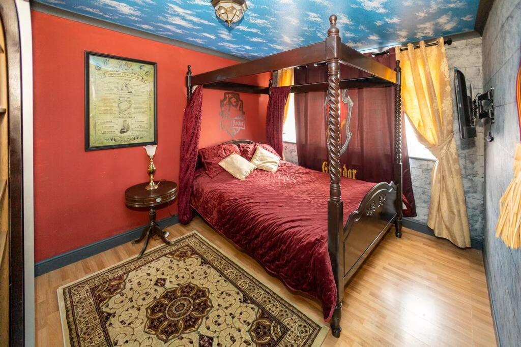 Hogwarts Hideaway Themed Property วัตฟอร์ด ภายนอก รูปภาพ
