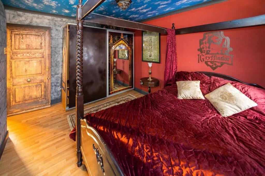Hogwarts Hideaway Themed Property วัตฟอร์ด ภายนอก รูปภาพ