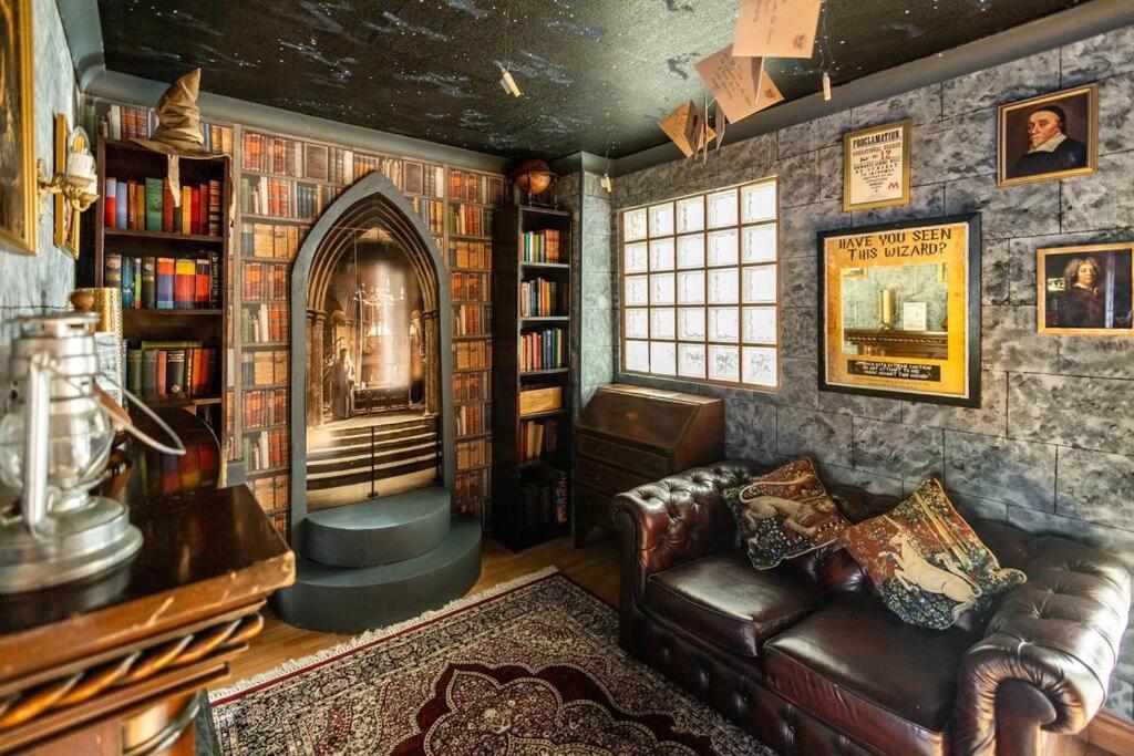 Hogwarts Hideaway Themed Property วัตฟอร์ด ภายนอก รูปภาพ