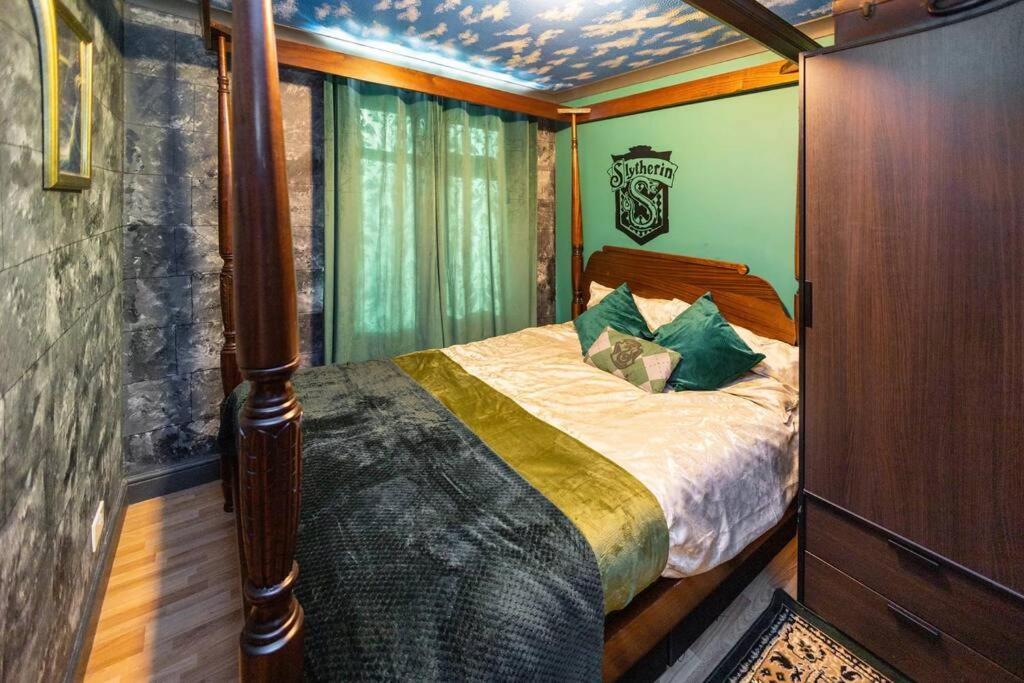 Hogwarts Hideaway Themed Property วัตฟอร์ด ภายนอก รูปภาพ