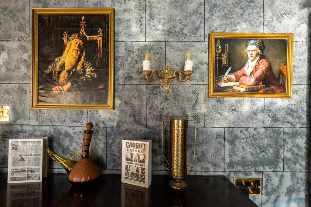 Hogwarts Hideaway Themed Property วัตฟอร์ด ภายนอก รูปภาพ