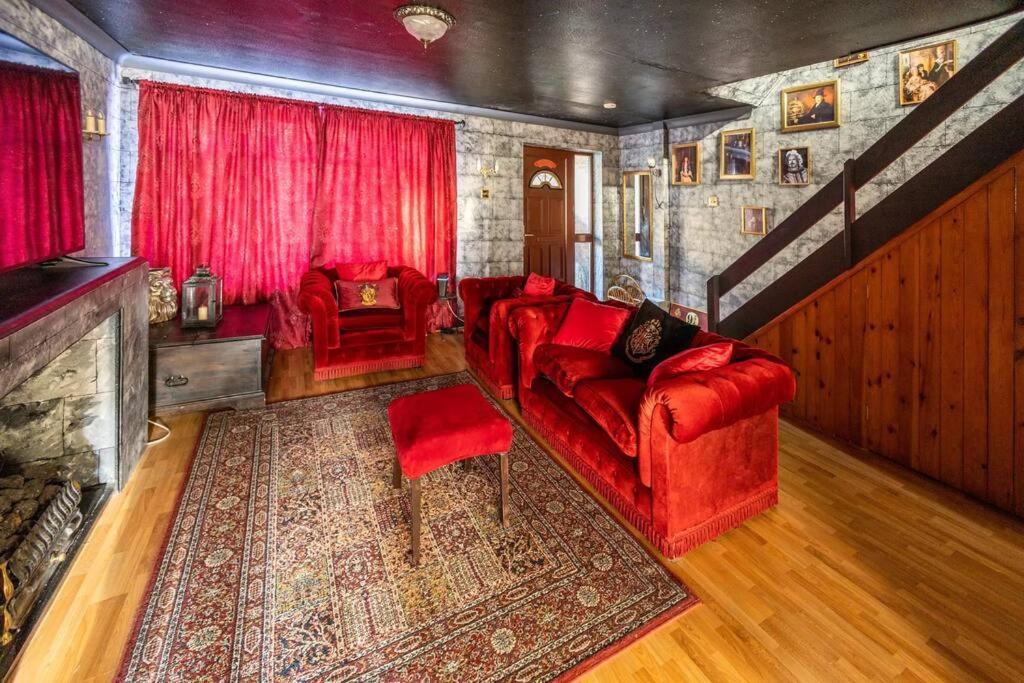 Hogwarts Hideaway Themed Property วัตฟอร์ด ภายนอก รูปภาพ